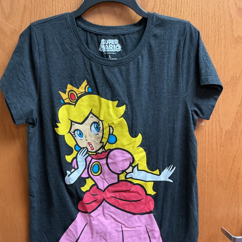 Nintendo juniors T-Shirt - Black with Princess Peach Design